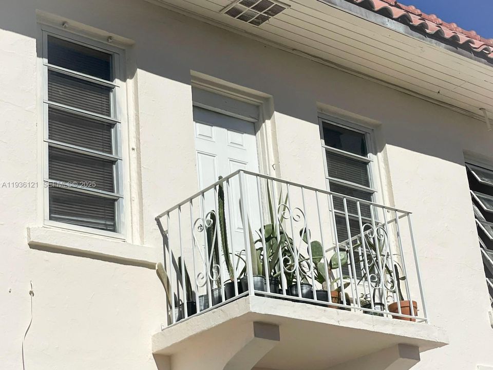 For Rent: $2,200 (2 beds, 1 baths, 3510 Square Feet)