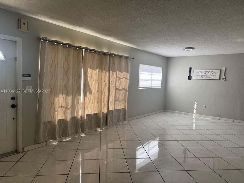 待售: $625,000 (4 贝兹, 3 浴室, 1725 平方英尺)