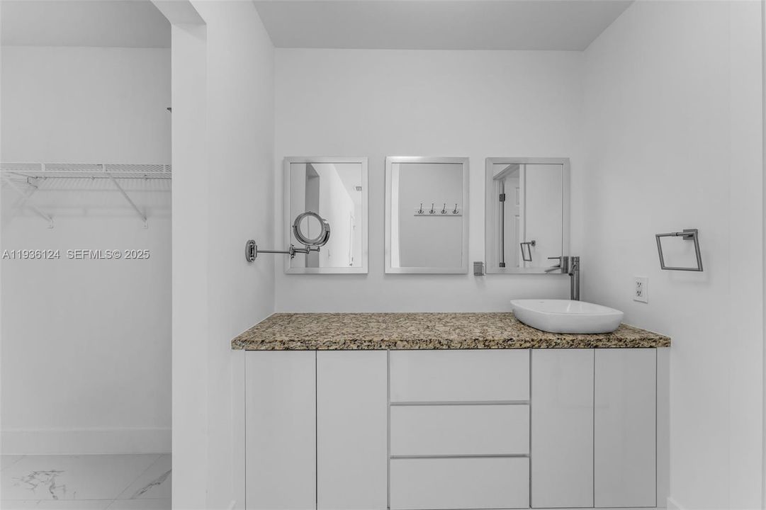 В аренду: $4,500 (4 спален, 2 ванн, 1882 Квадратных фут)