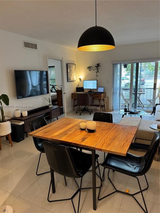 For Rent: $2,100 (2 beds, 2 baths, 860 Square Feet)