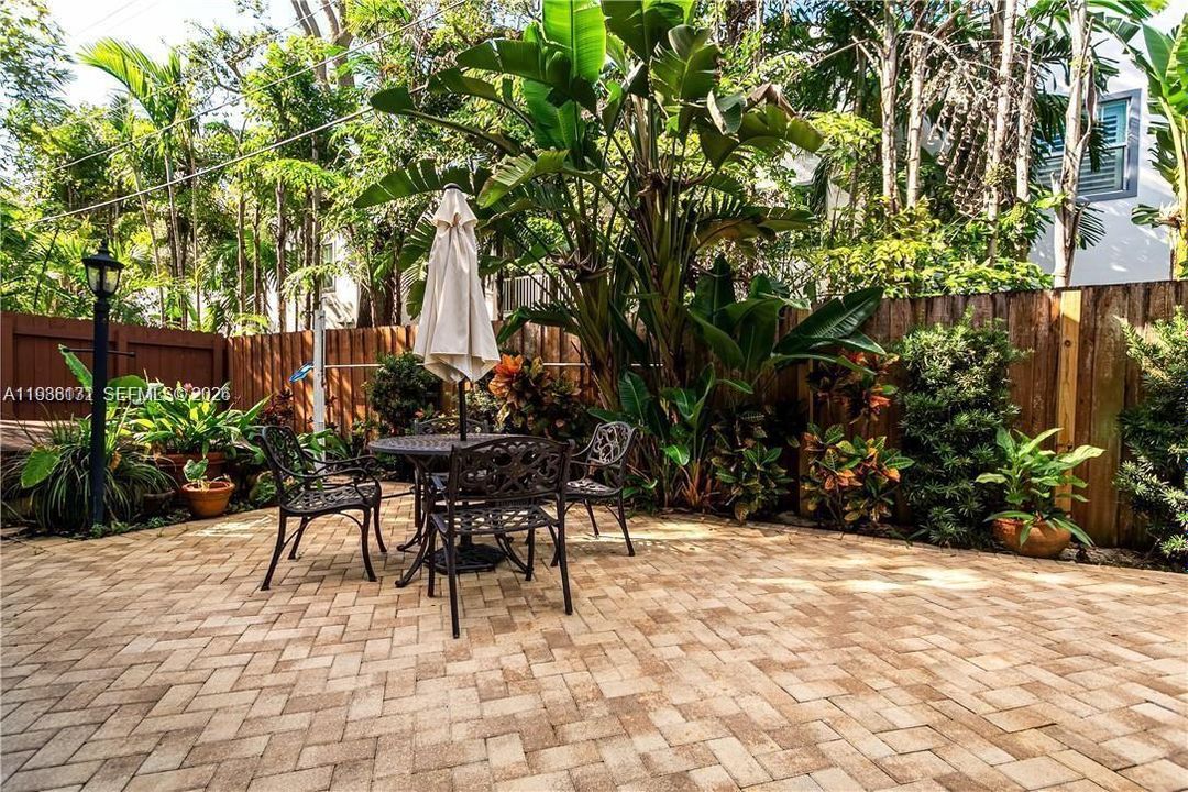 For Rent: $2,100 (2 beds, 2 baths, 860 Square Feet)