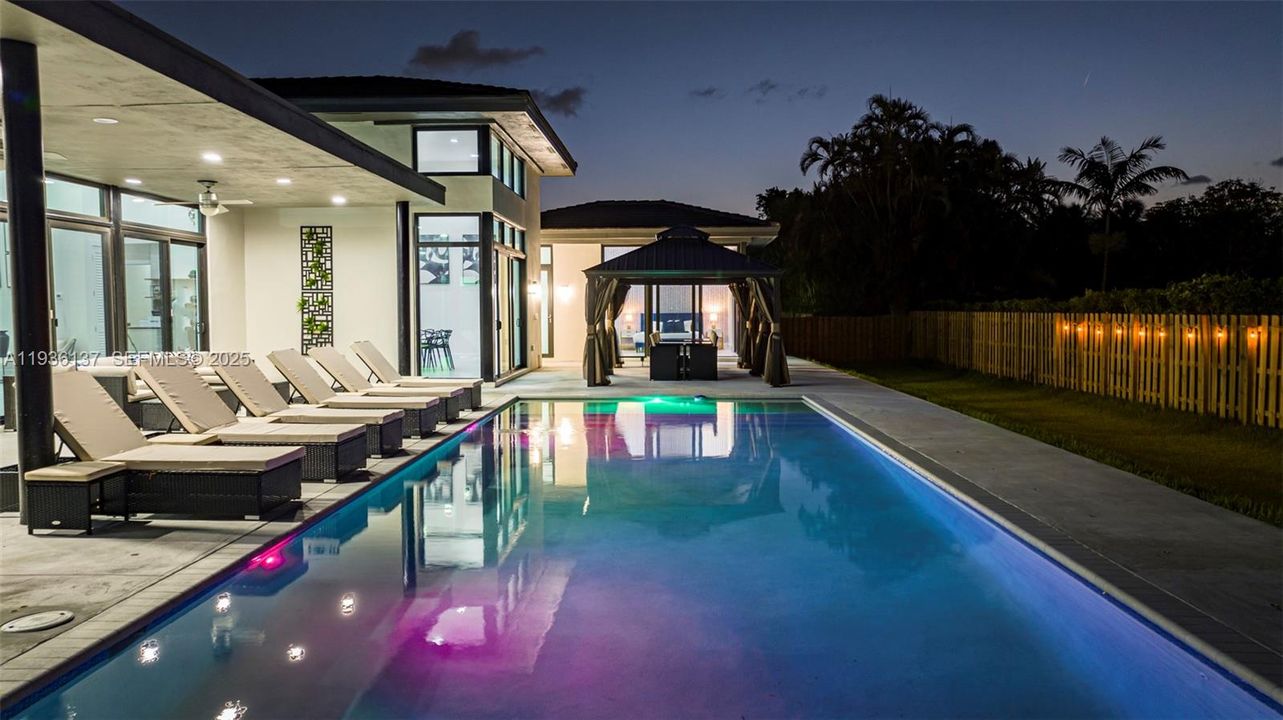 На продажу: $3,285,000 (8 спален, 7 ванн, 5231 Квадратных фут)