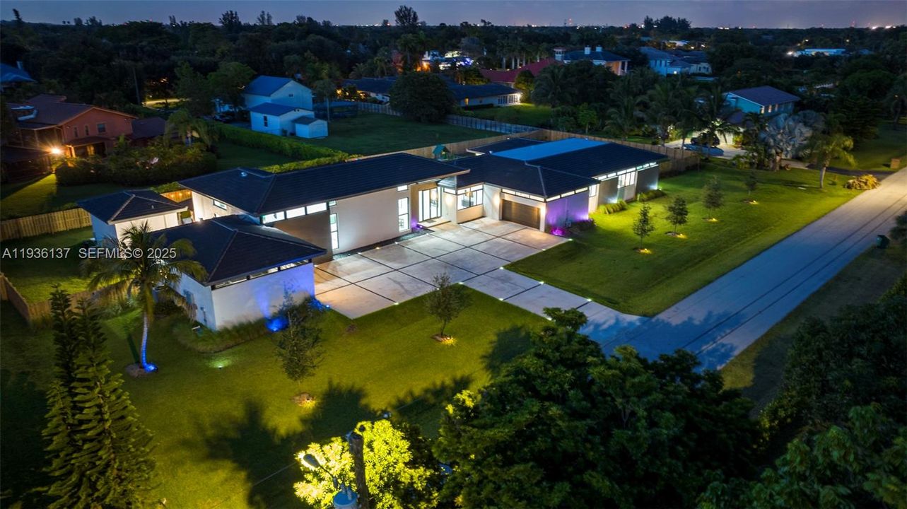 На продажу: $3,285,000 (8 спален, 7 ванн, 5231 Квадратных фут)