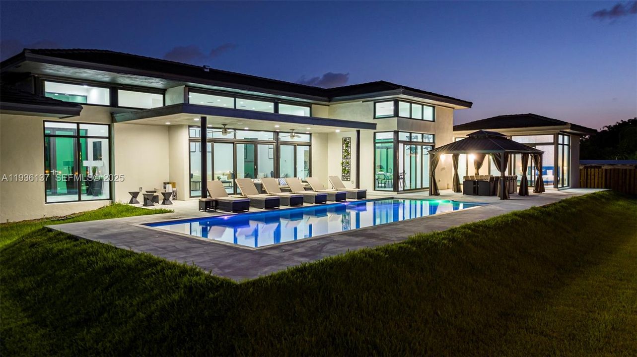 На продажу: $3,285,000 (8 спален, 7 ванн, 5231 Квадратных фут)