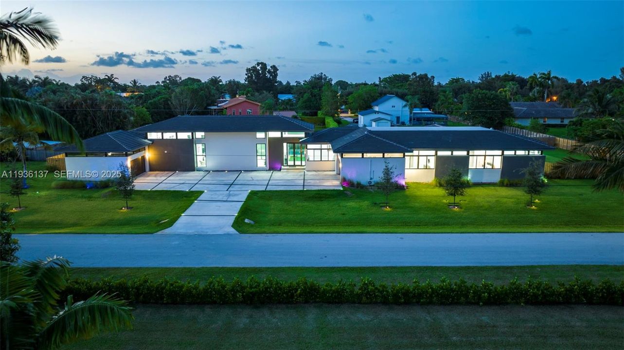 На продажу: $3,285,000 (8 спален, 7 ванн, 5231 Квадратных фут)