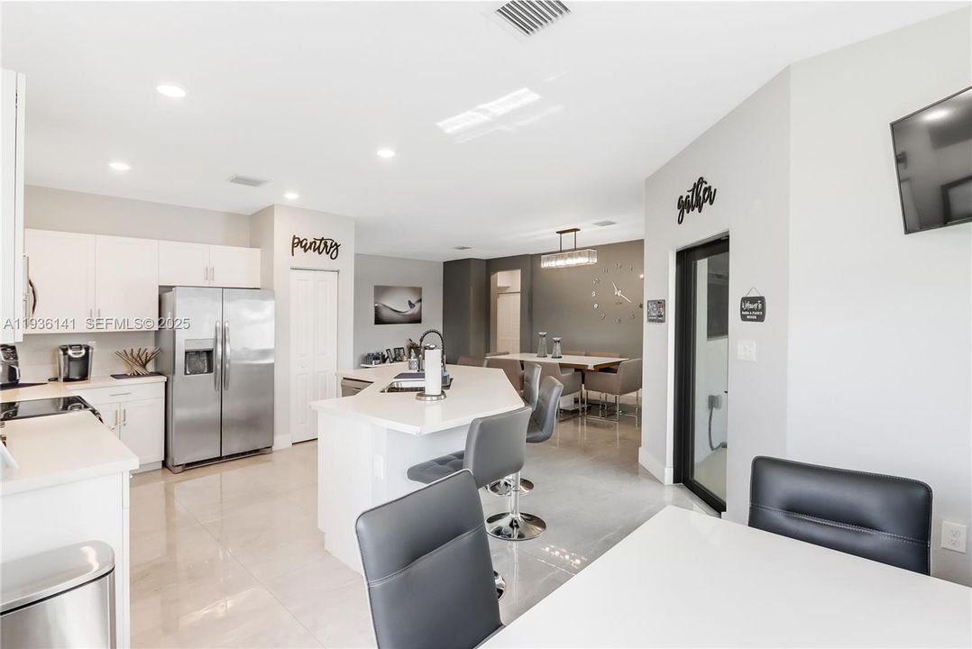 待售: $710,000 (5 贝兹, 3 浴室, 3252 平方英尺)