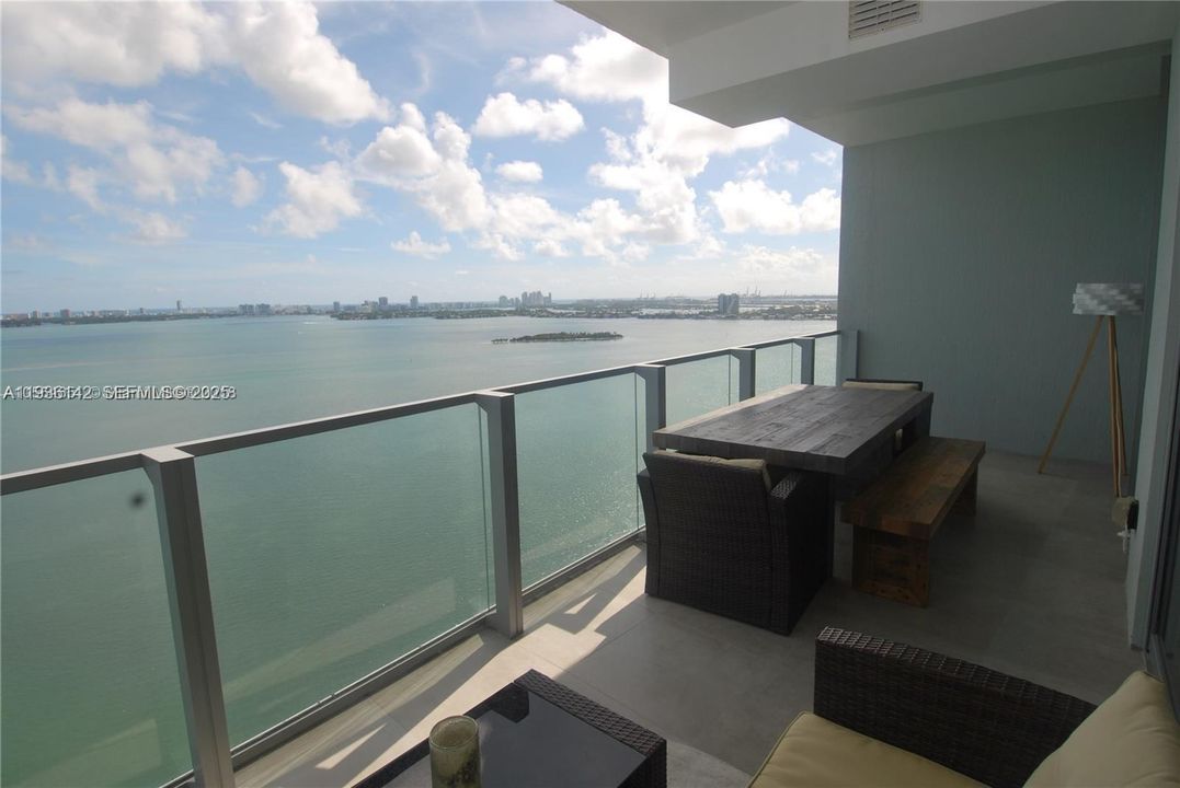 For Rent: $5,600 (2 beds, 3 baths, 1137 Square Feet)