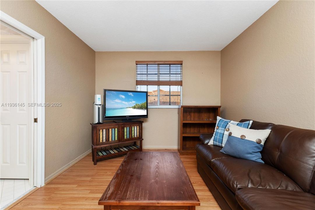 bed w/ connecting bathroom