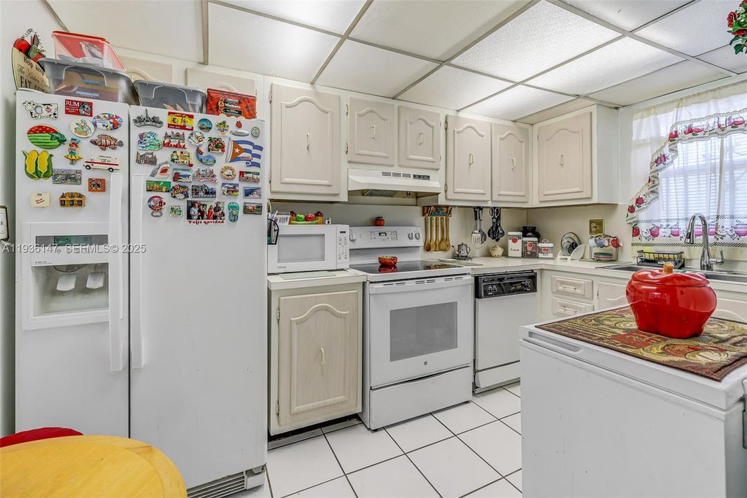 待售: $280,000 (1 贝兹, 1 浴室, 922 平方英尺)