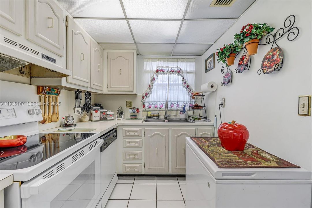 待售: $280,000 (1 贝兹, 1 浴室, 922 平方英尺)