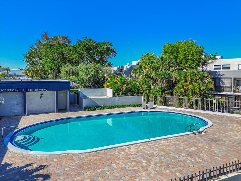 待售: $280,000 (1 贝兹, 1 浴室, 922 平方英尺)