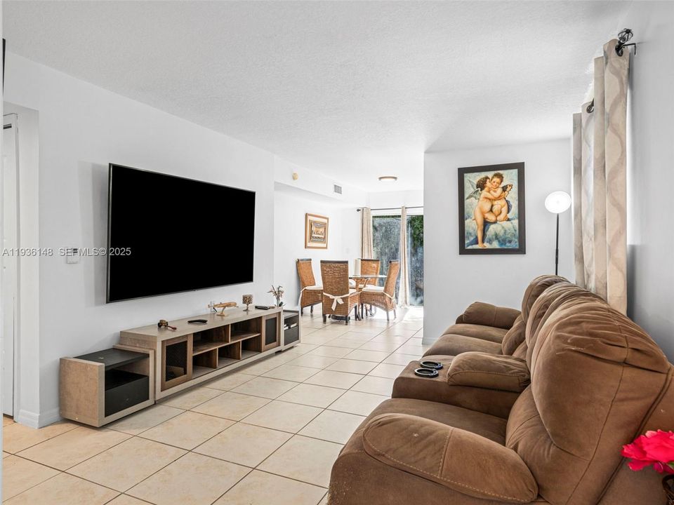 For Rent: $2,000 (3 beds, 2 baths, 1099 Square Feet)