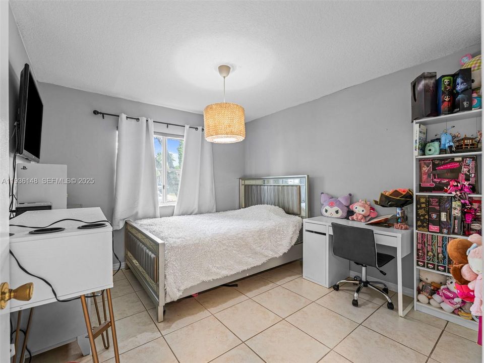 For Rent: $2,000 (3 beds, 2 baths, 1099 Square Feet)