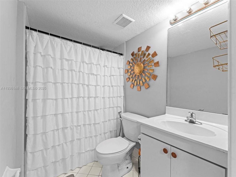 For Rent: $2,000 (3 beds, 2 baths, 1099 Square Feet)