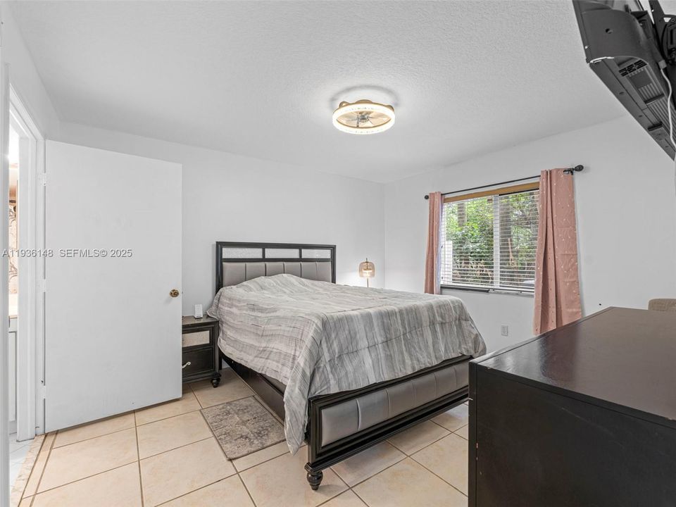 For Rent: $2,000 (3 beds, 2 baths, 1099 Square Feet)