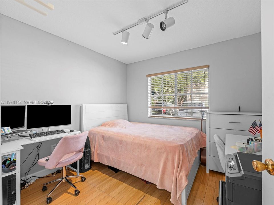 For Rent: $2,000 (3 beds, 2 baths, 1099 Square Feet)