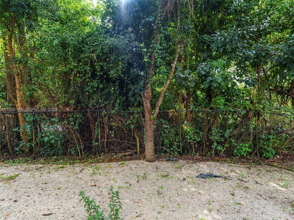 For Rent: $2,000 (3 beds, 2 baths, 1099 Square Feet)