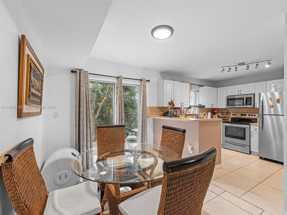 For Rent: $2,000 (3 beds, 2 baths, 1099 Square Feet)