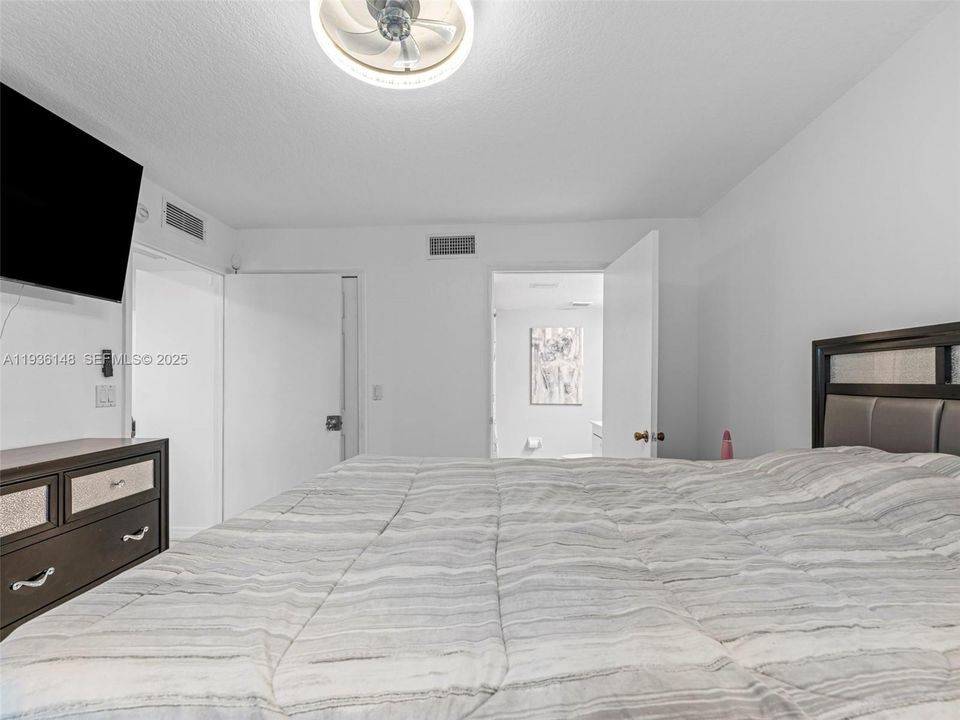 For Rent: $2,000 (3 beds, 2 baths, 1099 Square Feet)