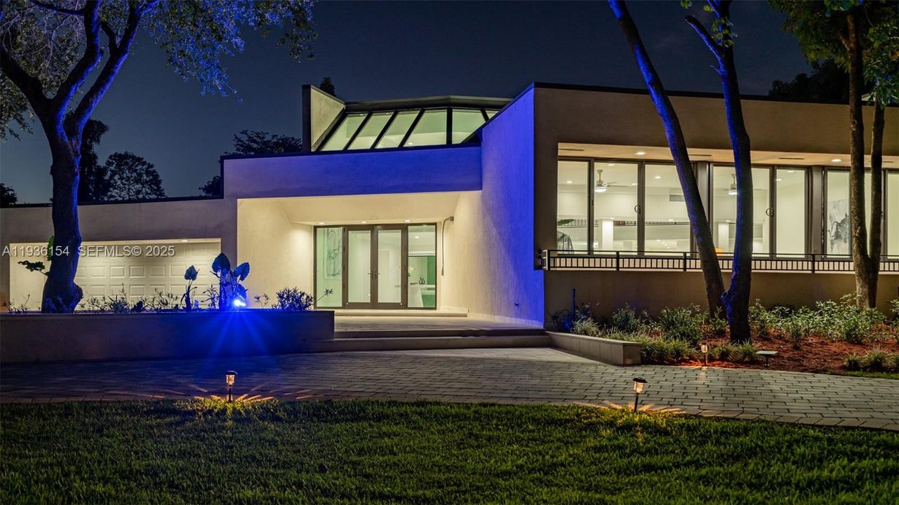 For Sale: $3,399,000 (9 beds, 6 baths, 8582 Square Feet)