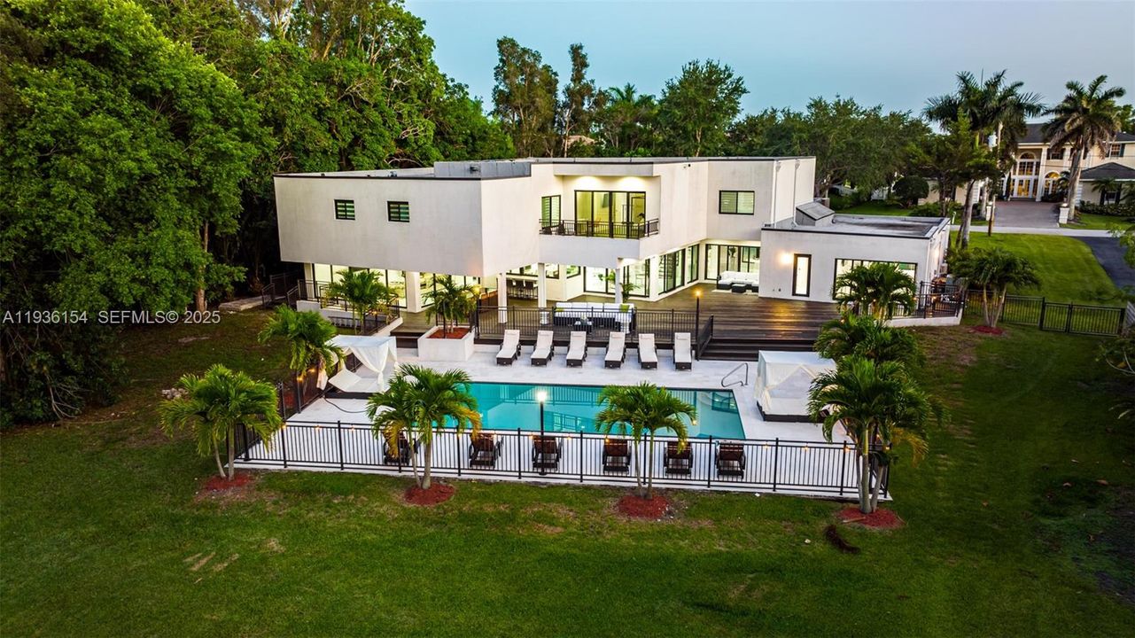 For Sale: $3,399,000 (9 beds, 6 baths, 8582 Square Feet)