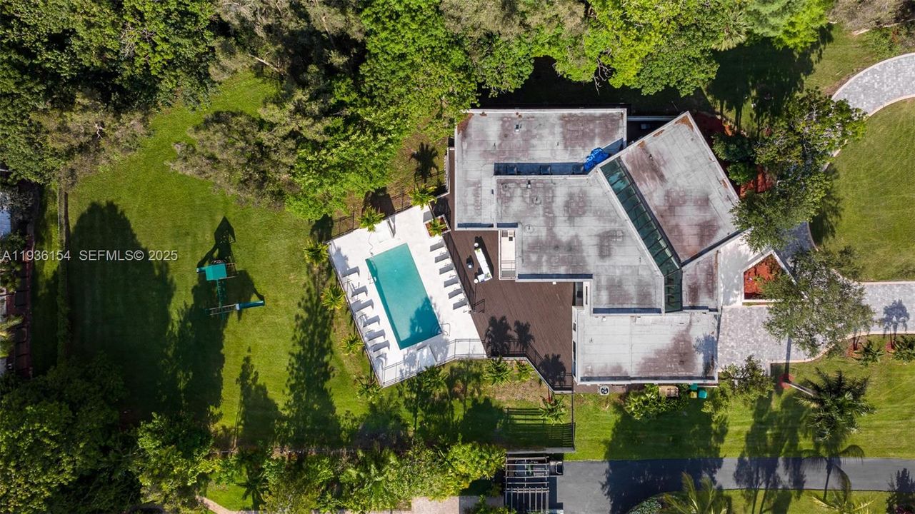 For Sale: $3,399,000 (9 beds, 6 baths, 8582 Square Feet)