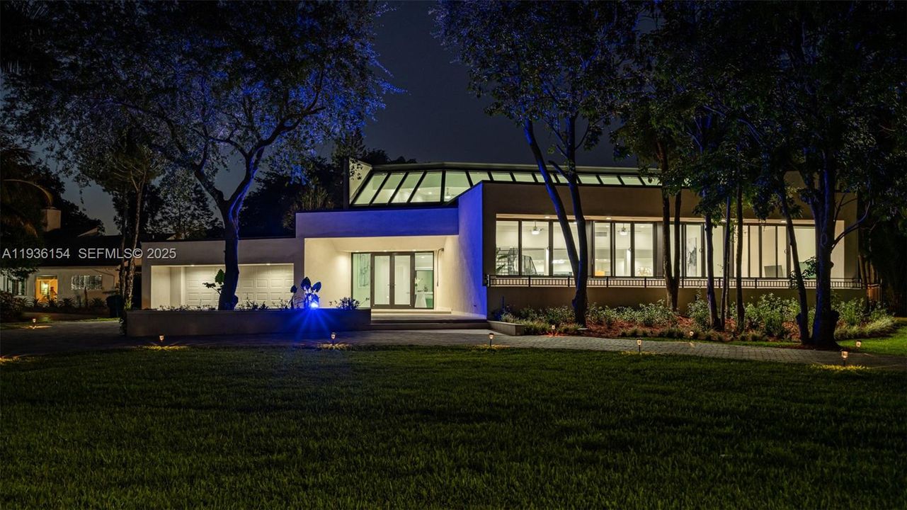 For Sale: $3,399,000 (9 beds, 6 baths, 8582 Square Feet)