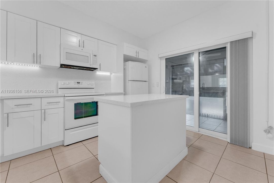 For Sale: $340,000 (2 beds, 2 baths, 1110 Square Feet)