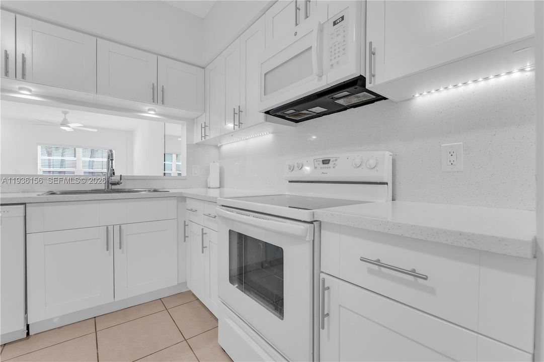 For Sale: $340,000 (2 beds, 2 baths, 1110 Square Feet)