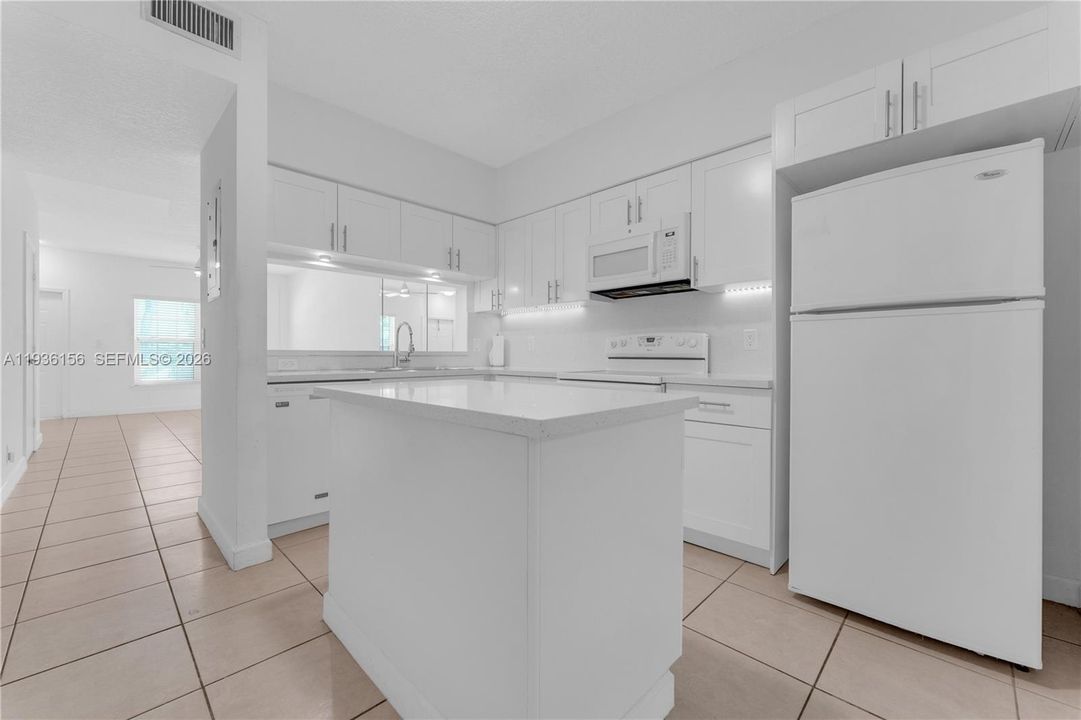 For Sale: $340,000 (2 beds, 2 baths, 1110 Square Feet)