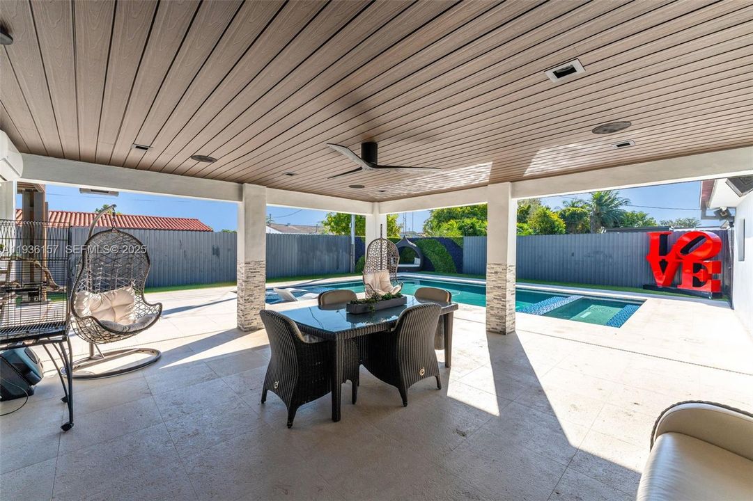 待售: $1,300,000 (4 贝兹, 3 浴室, 2004 平方英尺)