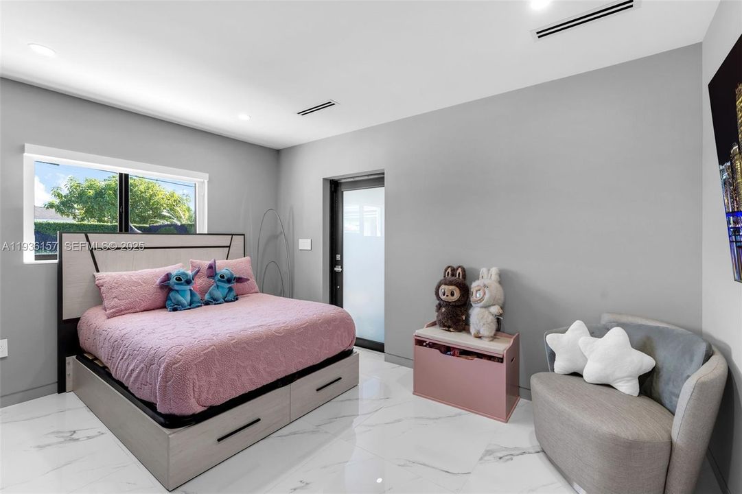 待售: $1,300,000 (4 贝兹, 3 浴室, 2004 平方英尺)