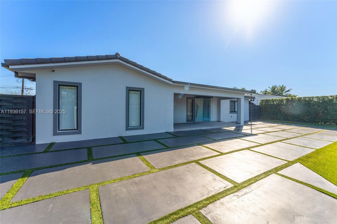 待售: $1,300,000 (4 贝兹, 3 浴室, 2004 平方英尺)