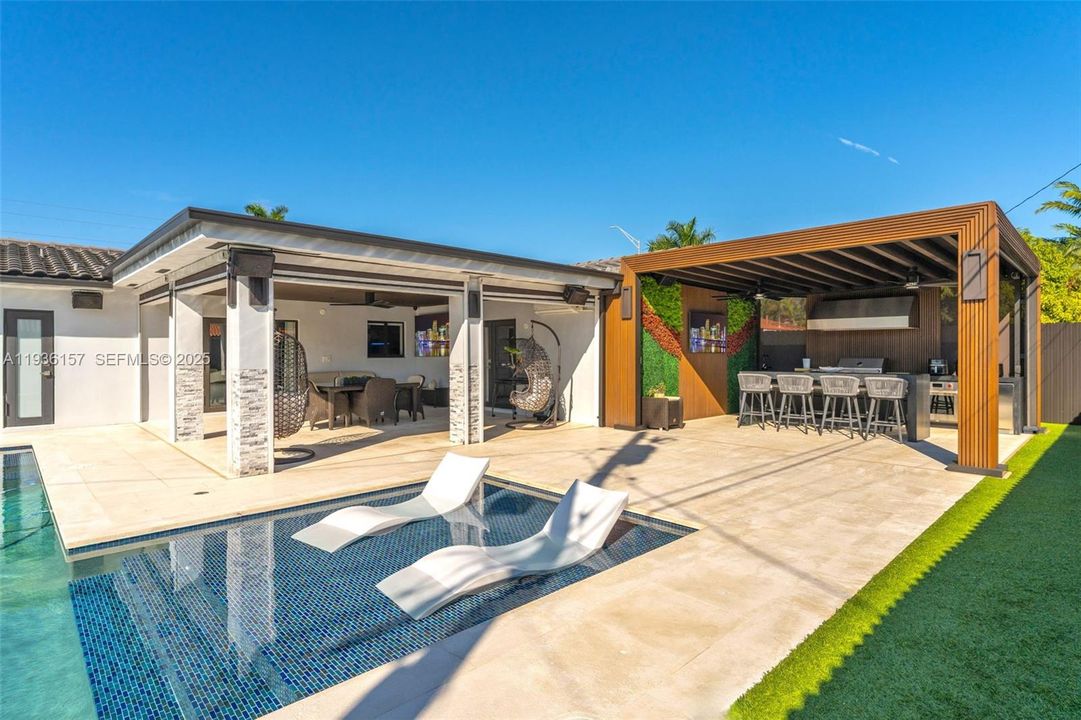 待售: $1,300,000 (4 贝兹, 3 浴室, 2004 平方英尺)