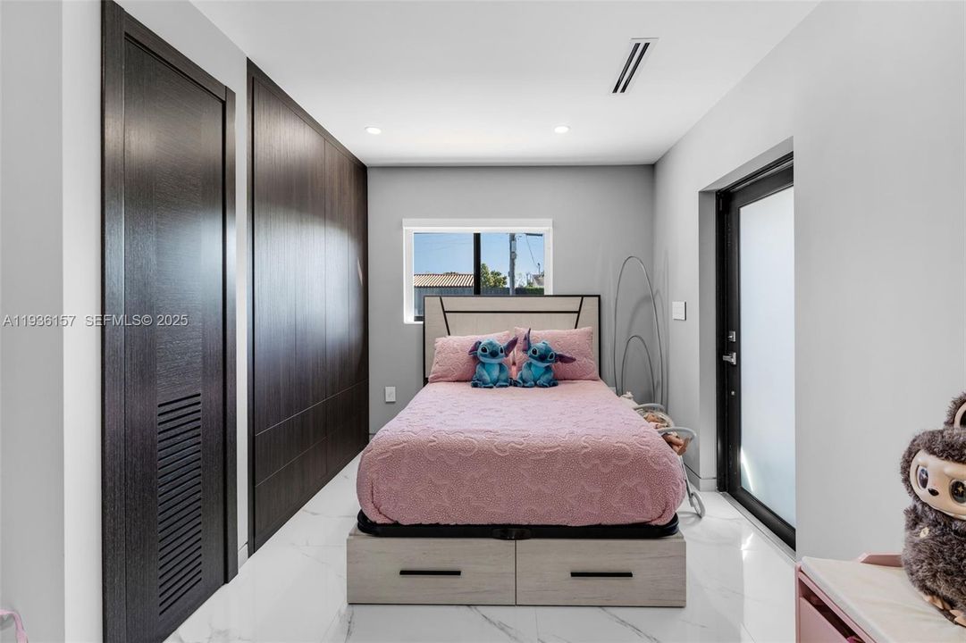 待售: $1,300,000 (4 贝兹, 3 浴室, 2004 平方英尺)