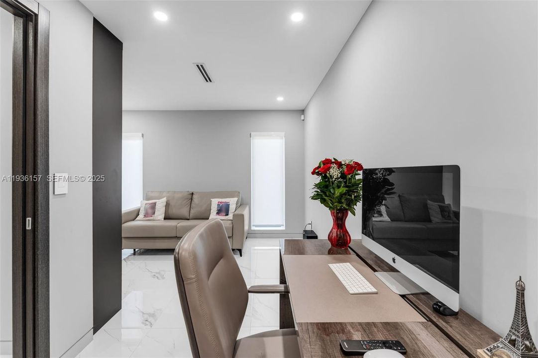 待售: $1,300,000 (4 贝兹, 3 浴室, 2004 平方英尺)