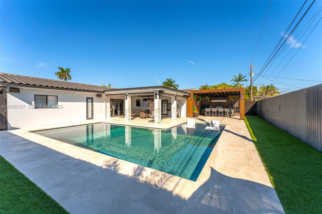 待售: $1,300,000 (4 贝兹, 3 浴室, 2004 平方英尺)