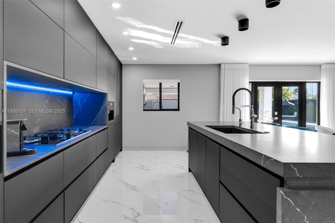 待售: $1,300,000 (4 贝兹, 3 浴室, 2004 平方英尺)