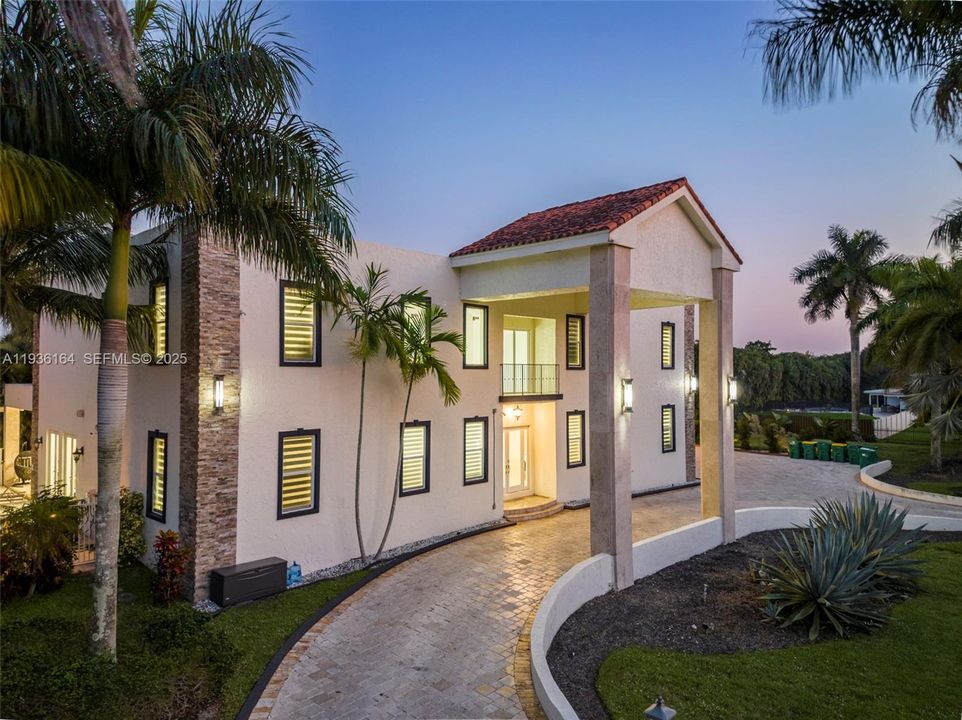 En Renta: $23,995 (9 camas, 6 baños, 8368 Pies cuadrados)