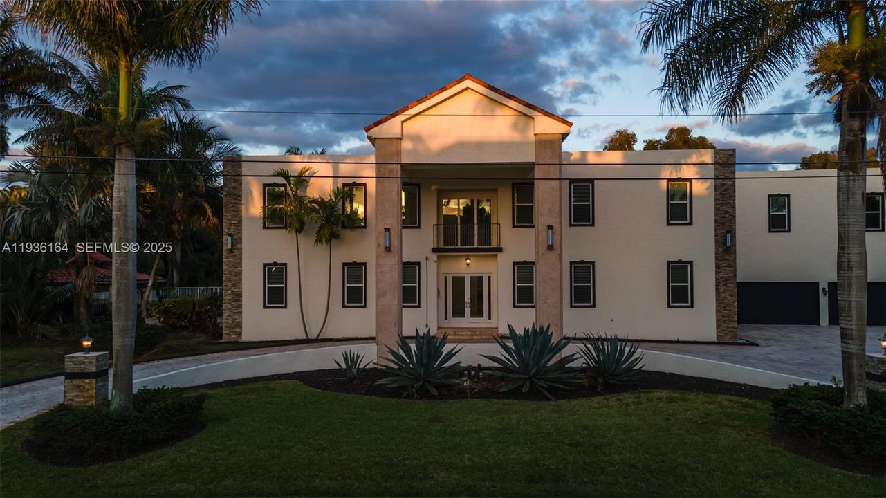 En Renta: $23,995 (9 camas, 6 baños, 8368 Pies cuadrados)