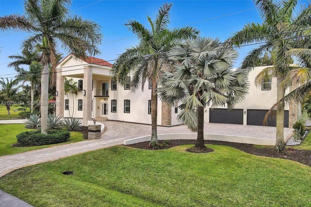 En Renta: $23,995 (9 camas, 6 baños, 8368 Pies cuadrados)