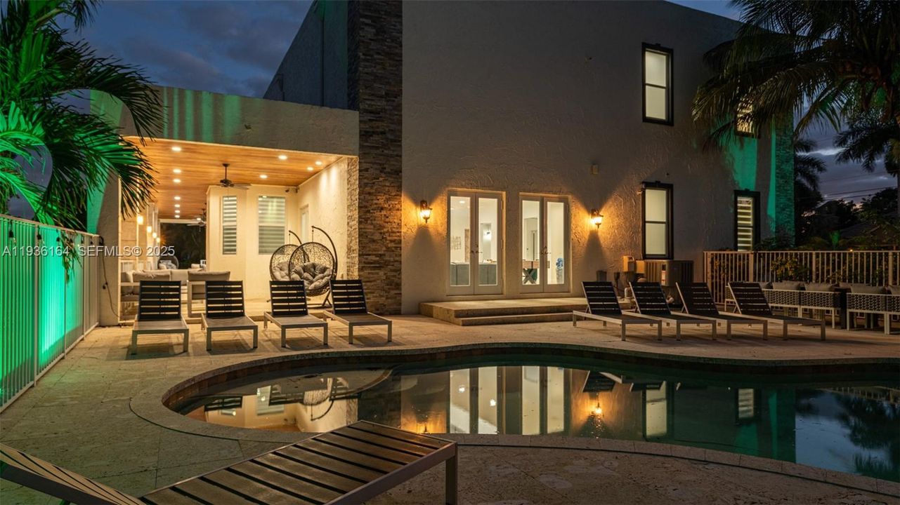 En Renta: $23,995 (9 camas, 6 baños, 8368 Pies cuadrados)