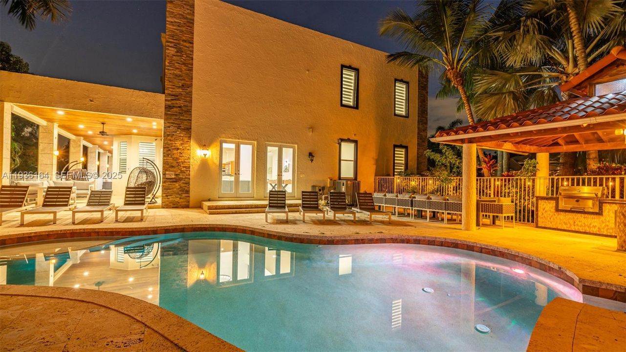 En Renta: $23,995 (9 camas, 6 baños, 8368 Pies cuadrados)