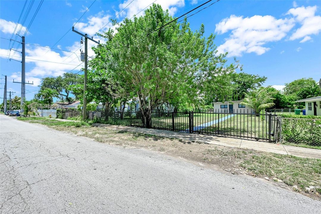 En Venta: $499,900 (3 camas, 3 baños, 1056 Pies cuadrados)