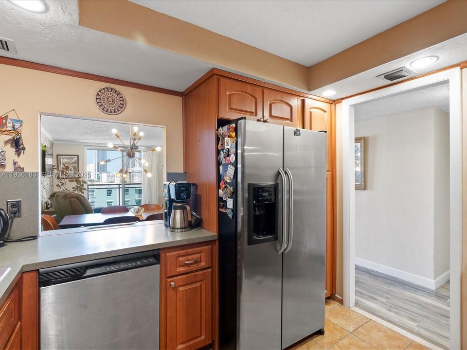 For Sale: $239,000 (1 beds, 2 baths, 877 Square Feet)