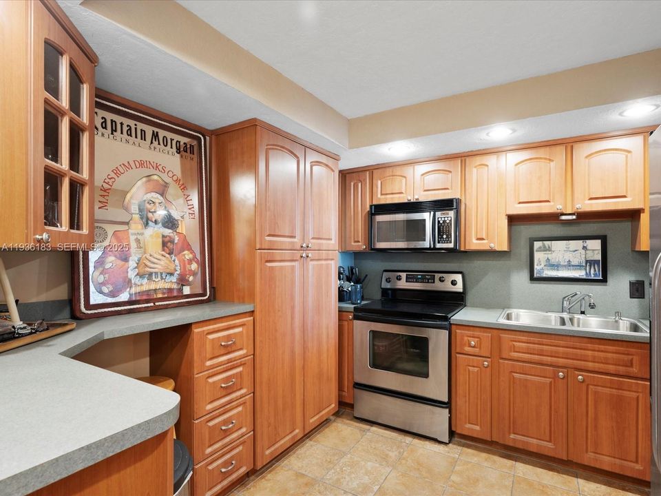 For Sale: $239,000 (1 beds, 2 baths, 877 Square Feet)