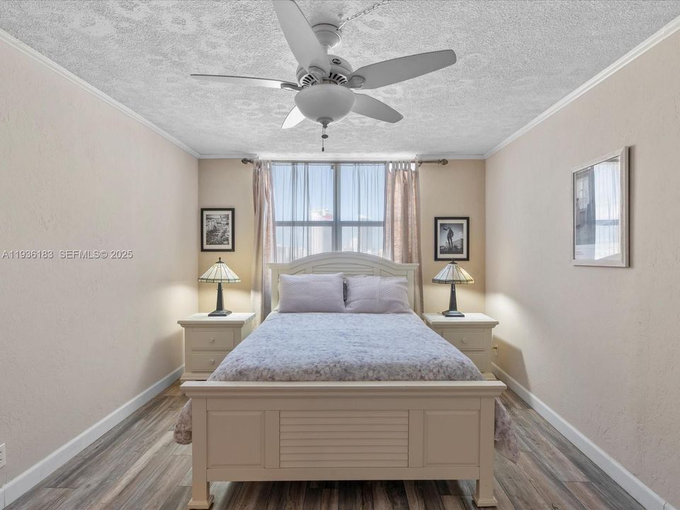 For Sale: $239,000 (1 beds, 2 baths, 877 Square Feet)