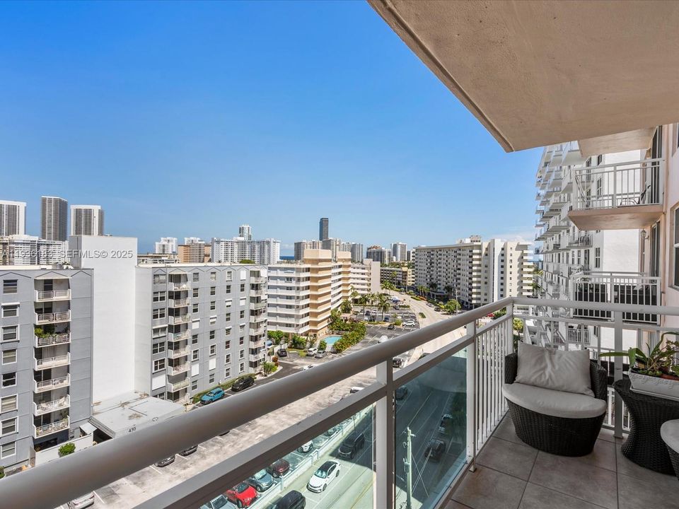 For Sale: $239,000 (1 beds, 2 baths, 877 Square Feet)