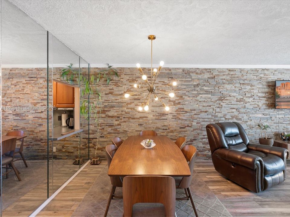 For Sale: $239,000 (1 beds, 2 baths, 877 Square Feet)