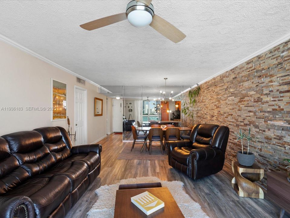 For Sale: $239,000 (1 beds, 2 baths, 877 Square Feet)